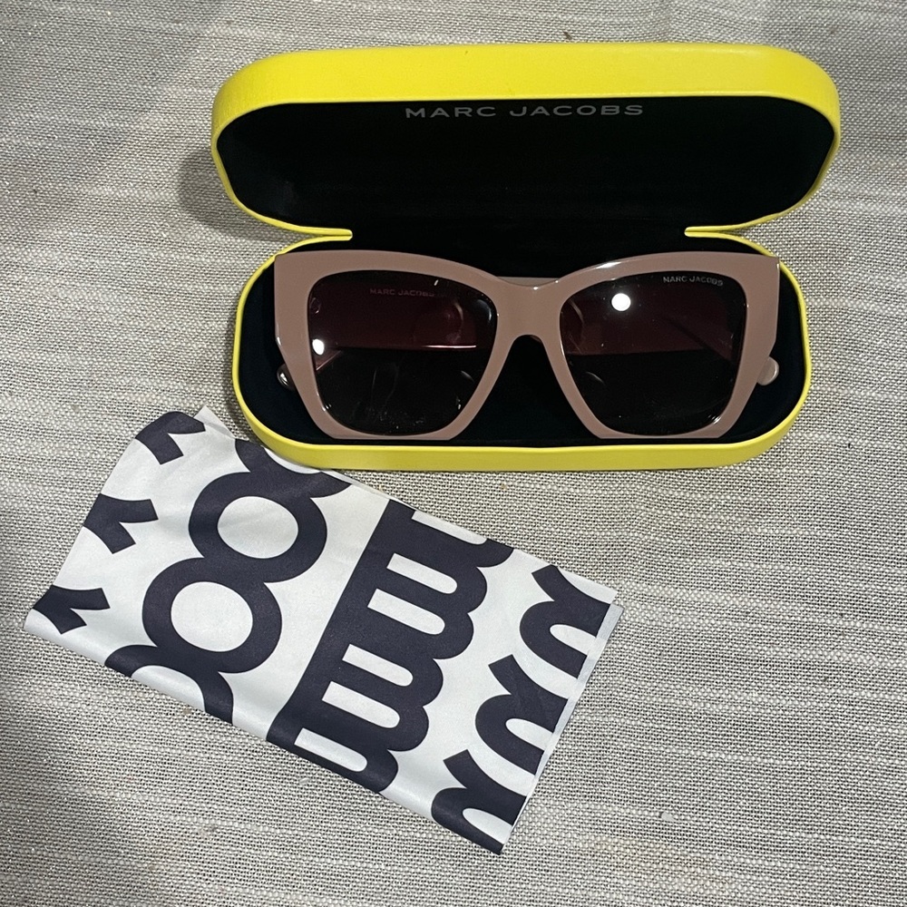 6002. Marc Jacobs Tan Sunglasses - Picture 7 of 10